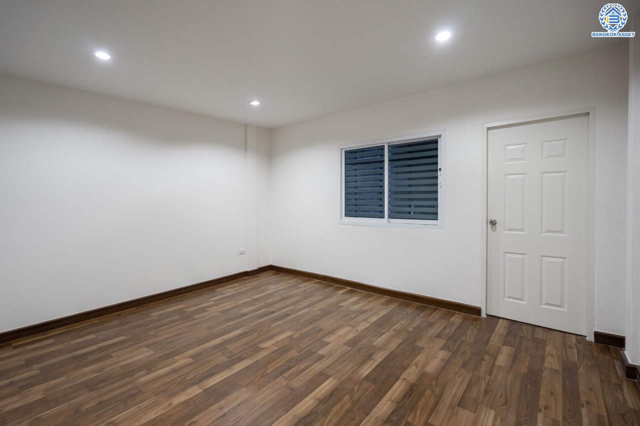 บ้านมือสองตกแต่งใหม่ ม.พิบูลย์การ์เด้นวิลล์ พิบูลย์สงคราม-พระราม5 เนื้อที่ 18 ตร.ว. ฟังก์ชัน 3 ห้องนอน 2 ห้องน้ำ จอดรถได้ 1 คัน บนสุดยอดทำเล! เชื่อมถนนพิบูลย์สงคราม, วงศ์สว่าง, นครอินทร์ และติวานนท์ ใกล้จุดขึ้นทางด่วนศรีรัช-วงแหวนรอบนอก ใกล้รถไฟฟ้า "สถานีแยกติวานนท์"...